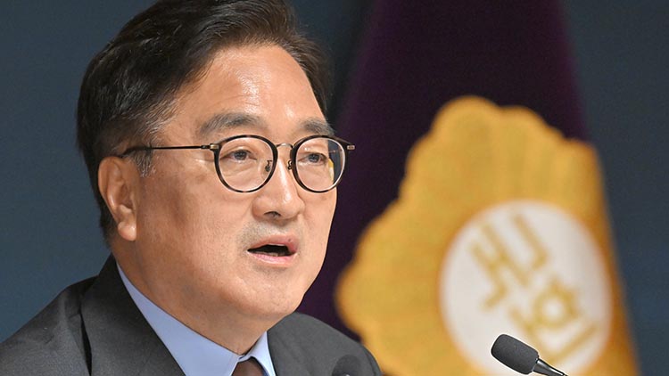 우원식 국회의장이 11일 국회 사랑재에서 열린 취임 1주년 기자간담회에서 취재진의 질문에 답변하고 있다. / 국회사진기자단
