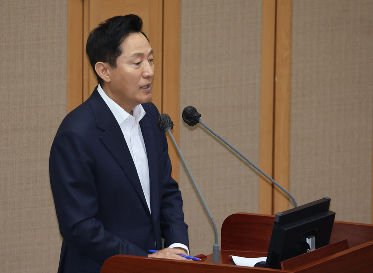 오세훈 서울시장이 11일 서울 중구 서울시의회에서 열린 제331회 정례회 시정질문에 참석하고 있다 /연합뉴스