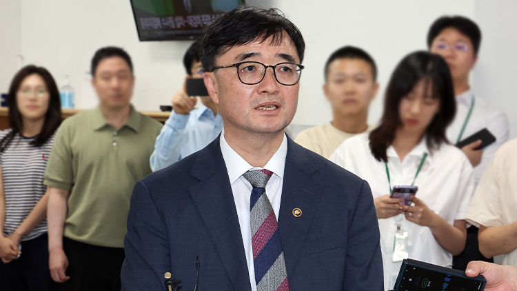 임기근 신임 기획재정부 2차관이 11일 정부세종청사 기획재정부 기자실을 찾아 출입 기자들과 얘기를 나누고 있다. /연합뉴스