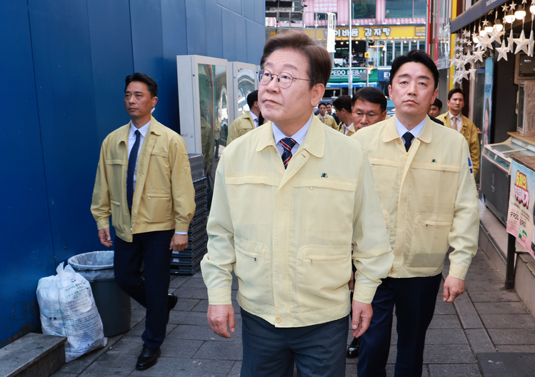 이재명 대통령이 12일 서울 용산구 이태원 참사 현장 '10·29 기억과 안전의 길'을 둘러보고 있다. /연합뉴스