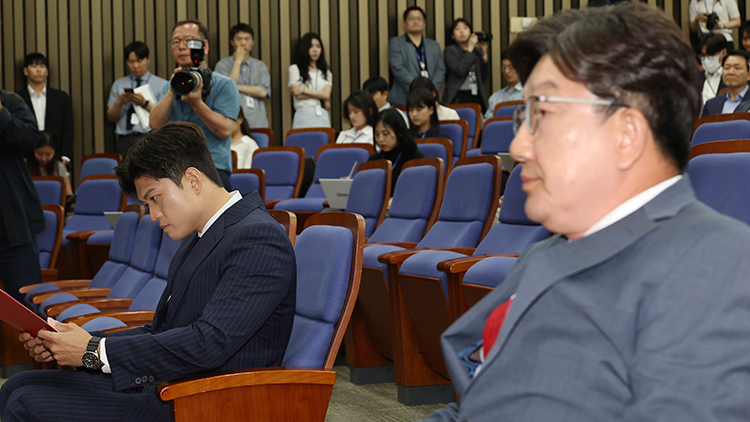 국민의힘 김용태 비상대책위원장과 원내대표직 사퇴를 선언한 국민의힘 권성동 원내대표가 9일 서울 여의도 국회에서 열린 의원총회에 참석해 있다./연합뉴스