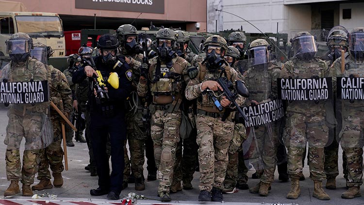 주 방위군 대원들이 12일(현지시각) 미국 캘리포니아주 로스앤젤레스에서 연방 이민단속에 반대하는 시위가 벌어진 에드워드 R. 로이발 연방 건물 밖에서 경비를 서고 있다. / 로이터=연합뉴스