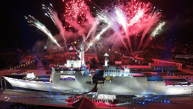북한이 지난 12일 라진조선소에서 새로 건조한 해군 구축함을 '강건호'로 명명하고 진수기념식을 개최했다고 조선중앙통신이 13일 보도했다. /조선중앙통신·연합뉴스