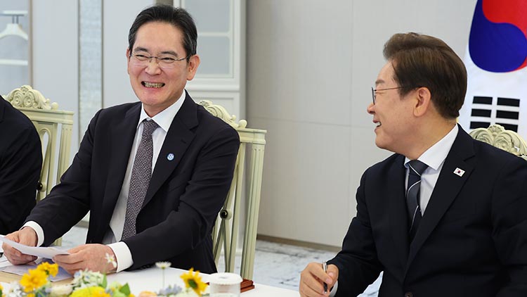 이재명 대통령이 13일 서울 용산 대통령실에서 열린 6경제단체·기업인 간담회에서 이재용 삼성전자 회장의 발언을 듣던 중 함께 미소짓고 있다. / 대통령실통신사진기자단
