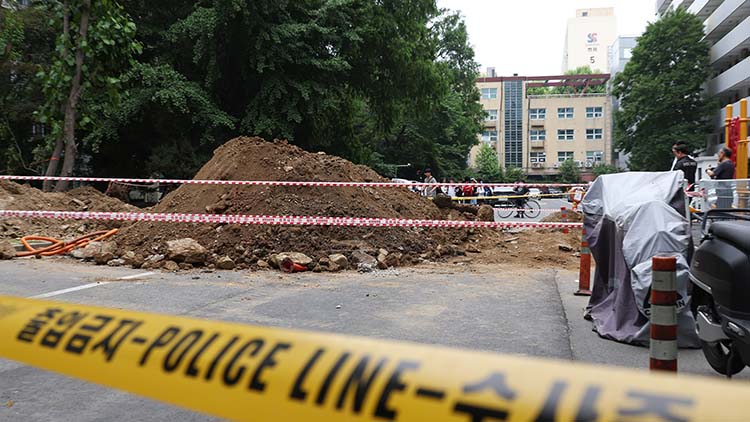 13일 오후 서울 강남구 대치동 은마아파트 하수관 교체 공사 현장에서 매몰 사고가 발생해 작업자 2명이 병원에 이송됐다. 소방 당국에 따르면 이들 중 60대 남성 작업자는 심정지 상태로 병원에 옮겨져 치료받고 있다. 사진은 사고 현장. /연합뉴스