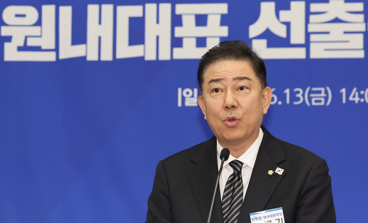 더불어민주당 원내대표로 당선된 김병기 의원이 13일 국회 의원총회 회의장에서 수락 연설을 하고 있다. /공동취재