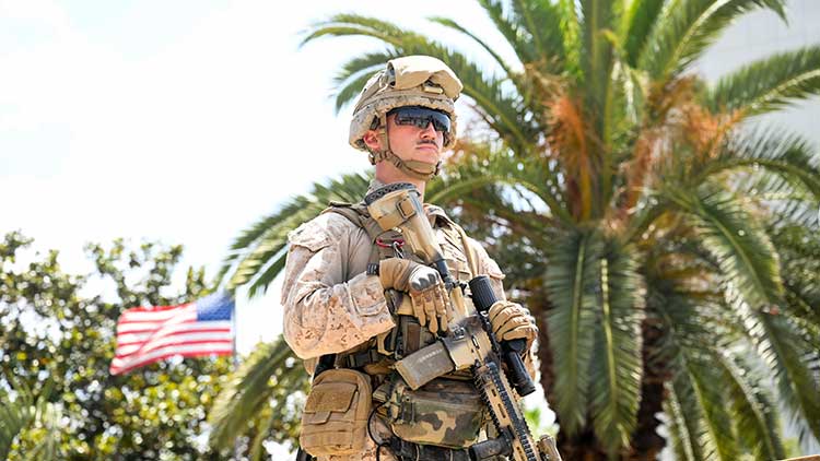 현지시간 13일, 미국 로스앤젤레스 연방 청사를 경비하고 있는 해병대 모습 /AP=연합뉴스