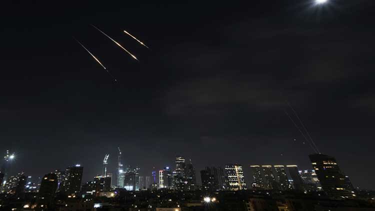 현지시간 14일, 이스라엘 텔아비브 상공 모습 /AP=연합뉴스