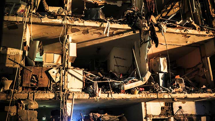 이란의 이스라엘 미사일 공격 이후 손상된 건물 모습 /로이터=연합뉴스