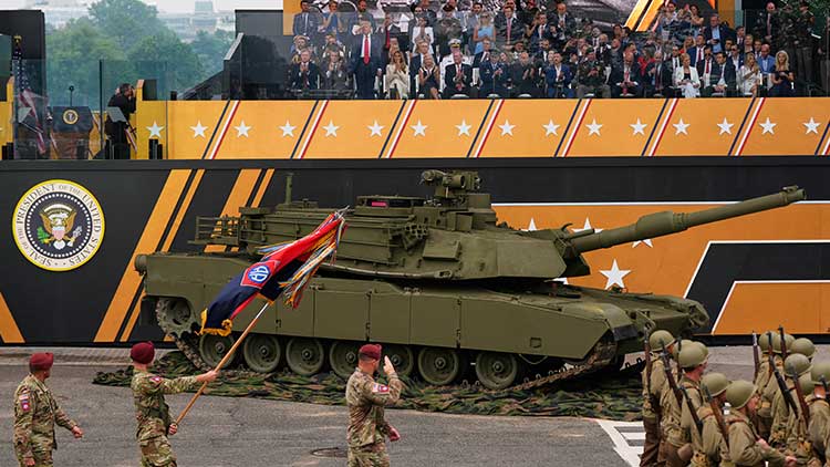 현지시간 14일, 미국 워싱턴에서 열린 육군 창설 250주년 열병식에서 장병들이 도널드 트럼프 대통령 옆으로 행진하고 있는 모습 /AP=연합뉴스