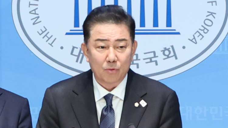 더불어민주당 김병기 신임 원내대표가 15일 서울 여의도 국회 소통관에서 원내대표단 인선을 발표하고 있다. /연합뉴스