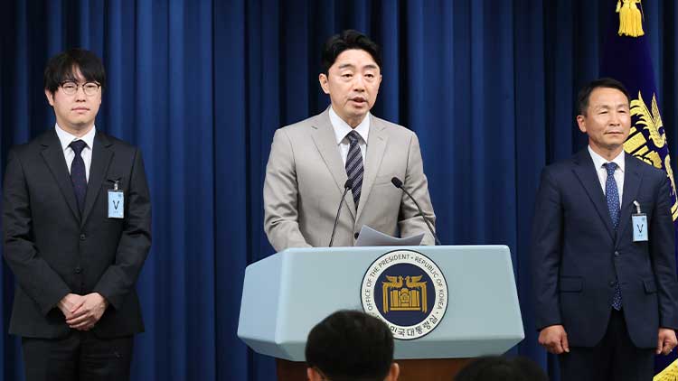 강훈식 대통령비서실장이 15일 서울 용산 대통령실에서 인선 발표를 하고 있다. 왼쪽부터 하정우 AI미래기획수석, 강 비서실장, 김현종 국가안보실 1차장. /연합뉴스