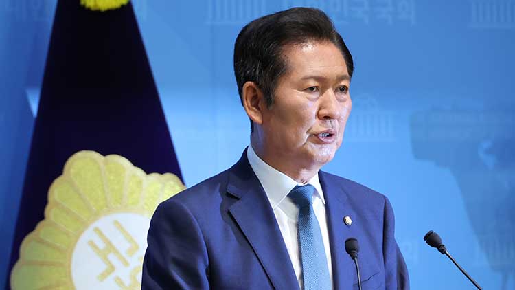 더불어민주당 정청래 의원이 15일 서울 여의도 국회 소통관에서 당대표 출마 기자회견을 하고 있다. /연합뉴스