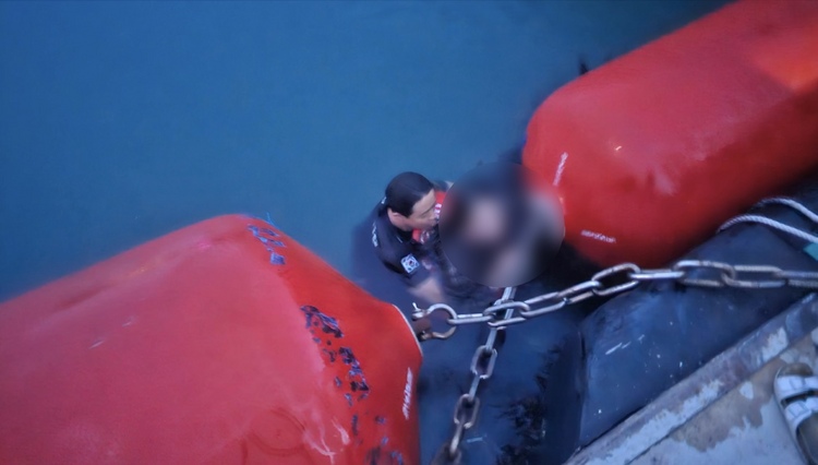 여수해경이 신고를 받고 출동해 바다에 빠진 30대 여성을 구조하고 있다.