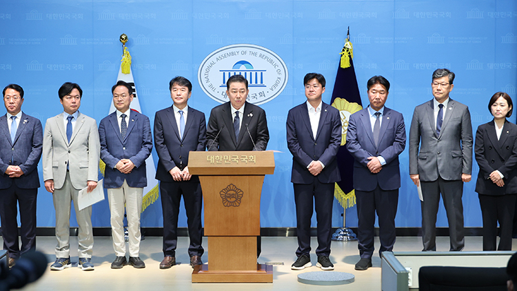 더불어민주당 김병기 신임 원내대표가 15일 서울 여의도 국회 소통관에서 원내대표단 인선을 발표하고 있다. 왼쪽부터 문금주 대변인, 김현정 대변인, 허영 정책수석, 문진석 운영수석, 김병기 원내대표, 박상혁 소통수석, 이기헌 비서실장, 김남근 민생부대표, 백승아 대변인. /연합뉴스
