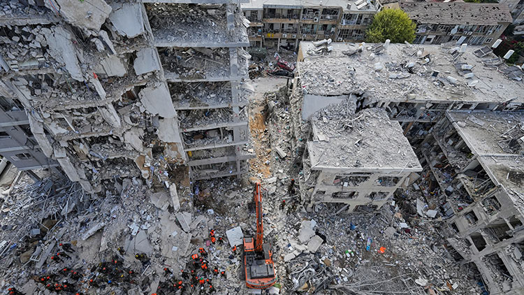 이란의 미사일 공격으로 파괴된 이스라엘 바트얌의 한 건물 /AP=연합뉴스 