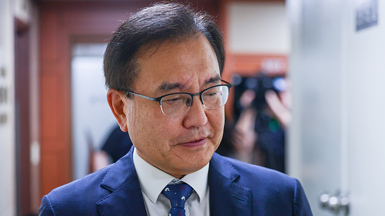 순직 해병 수사 방해 의혹 사건을 수사하는 이명현 특별검사가 16일 서울 서초구 사무실로 출근하고 있다. /연합뉴스 