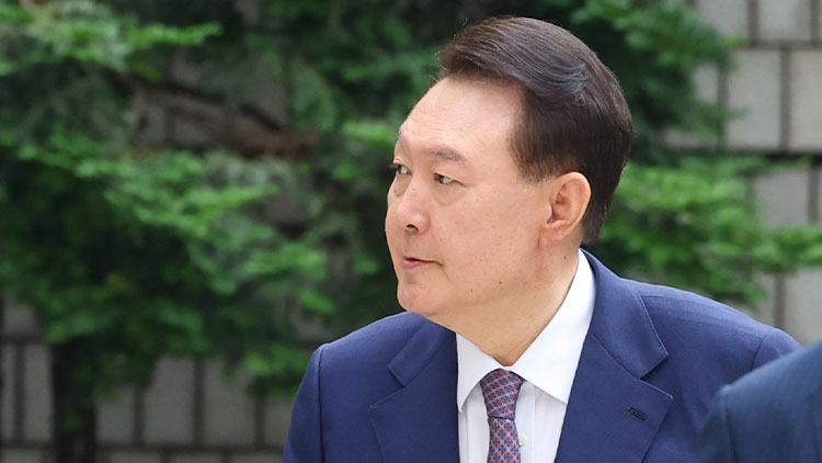 윤석열 전 대통령이 16일 서울 서초구 서울중앙지방법원에서 열린 내란 우두머리 혐의·직권남용 권리행사 방해 혐의 사건 7차 공판에 출석하고 있다.  /사진공동취재단