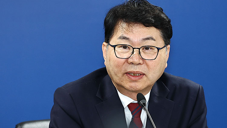 국정기획위원회 이한주 위원장이 16일 서울 종로구 정부서울청사 창성동 별관에서 열린 1차 전체 회의에서 발언하고 있다. /공동취재