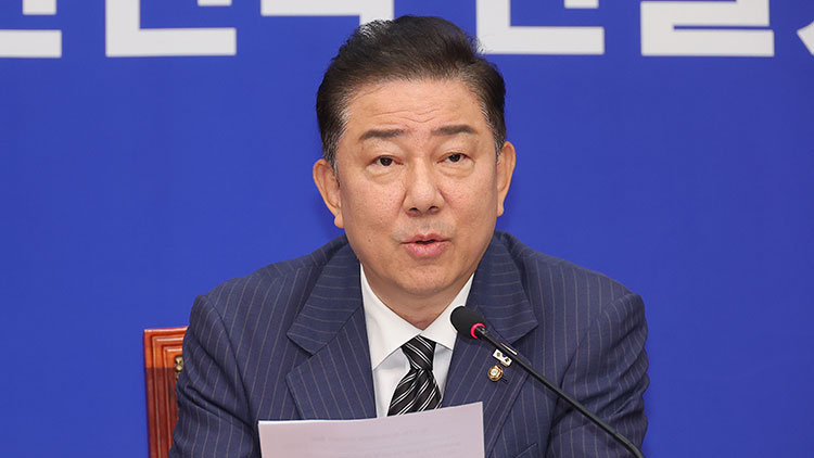 더불어민주당 김병기 당대표 직무대행 겸 원내대표가 16일 국회에서 열린 최고위원회의에 참석해 발언하고 있다. /연합뉴스