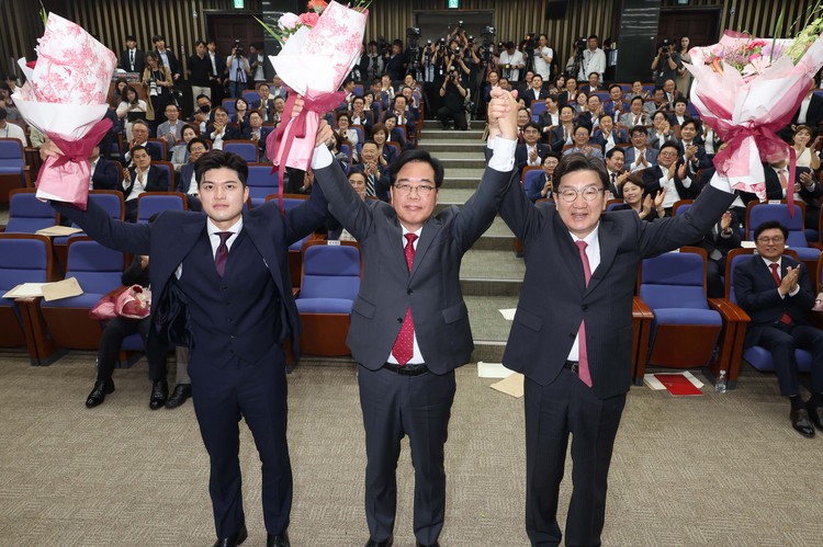 국민의힘 신임 원내대표로 당선된 송언석 의원(가운데)이 16일 원내대표 선출 의원총회가 열린 서울 여의도 국회 회의장에서 김용태 비상대책위원장(왼쪽), 권성동 전 원내대표와 기념촬영하고 있다.  /연합뉴스