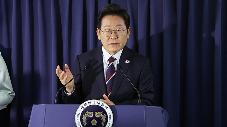  이재명 대통령이 16일(현지시간) 주요 7개국(G7) 정상회의 참석을 위해 캐나다 앨버타주 캘거리로 향하며 공군 1호기에서 기자간담회를 하고 있다. /연합뉴스 