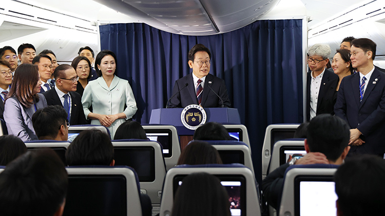 이재명 대통령이 16일(현지시간) 주요 7개국(G7) 정상회의 참석을 위해 캐나다 앨버타주 캘거리로 향하며 공군 1호기에서 기자간담회를 하고 있다. /연합뉴스 