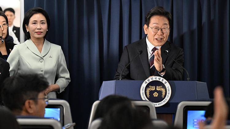 주요 7개국(G7) 정상회의 참석을 위해 출국한 이재명 대통령이 16일(현지시각) 캐나다 앨버타주 캘거리로 향하는 공군 1호기에서 기자간담회를 하고 있다. /연합뉴스 