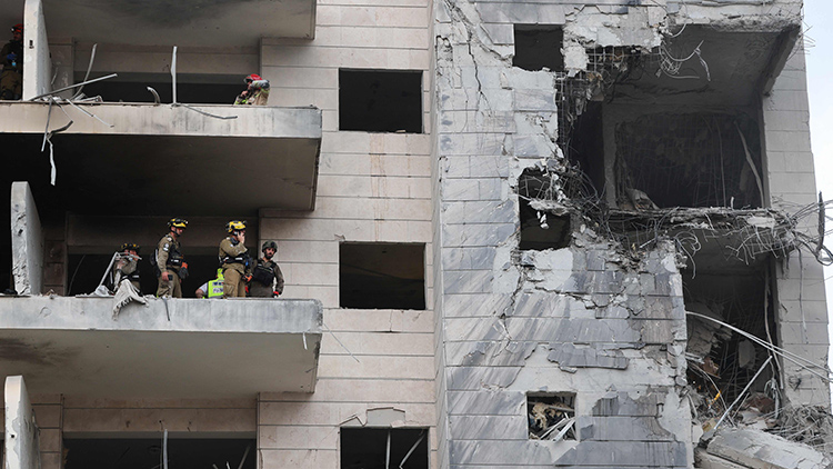 텔아비브 동쪽 이스라엘 도시 페타 티크바에서 이란 미사일 공격으로 파손된 건물을 구조대원들이 점검하고 있다. /AFP=연합뉴스