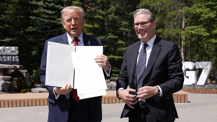도널드 트럼프 미국 대통령이 캐나다 앨버타주 카나나스키스에서 열린 G7 정상회의에서 키어 스타머 영국 총리와 회담을 갖고 영국과 체결한 무역 협정에 서명한 것을 들고 있다. /REUTERS=연합뉴스