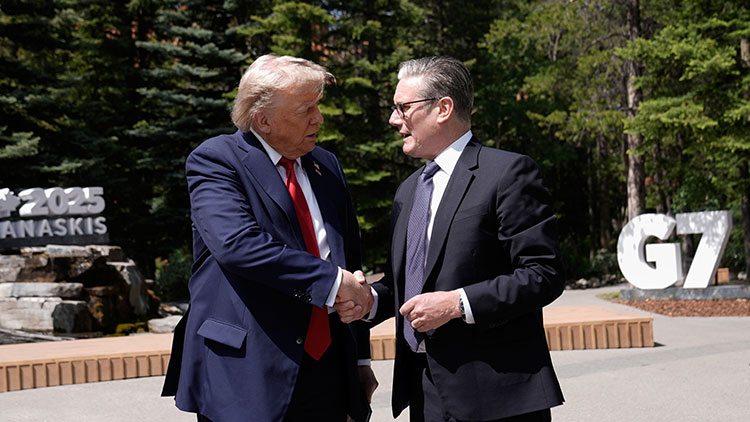 도널드 트럼프 미국 대통령과 키어 스타머 영국 총리와 미-영 무역협정을 체결한 뒤 악수를 하는 모습 /AP=연합뉴스