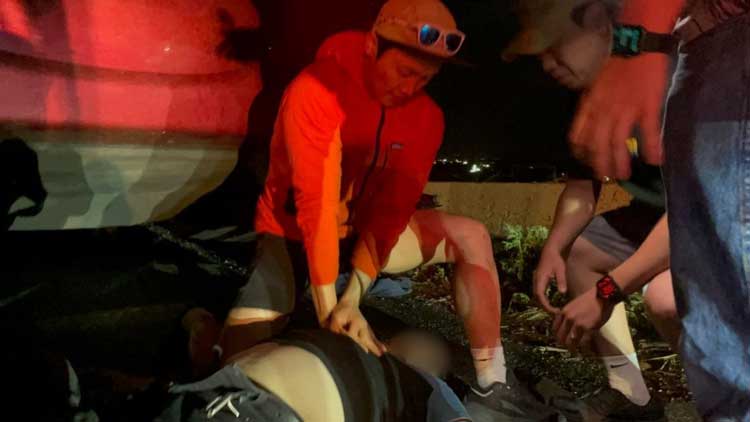 대한민국 소방 구조대원이 구조대상자를 구조 후 심폐소생술을 실시하고 있다/소방청 제공