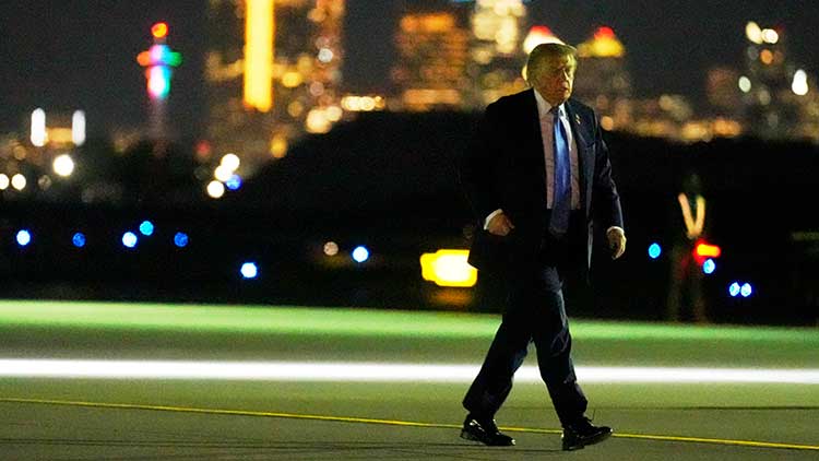 2025년 6월 16일 월요일, 캐나다 캘거리에서 도널드 트럼프 대통령이 캘거리 국제공항에서 마린 원(Marine One) 헬기에서 내려 에어포스 원(Air Force One)에 탑승하기 위해 이동하고 있다. /AP=연합뉴스