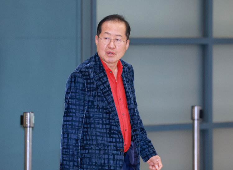홍준표 전 대구시장이 17일 인천국제공항 제1여객터미널을 통해 귀국하고 있다. 홍 전 시장은 지난 4월 국민의힘 대선 후보 경선에서 패배한 뒤 탈당하고 미국 하와이에 머물렀다. /연합뉴스