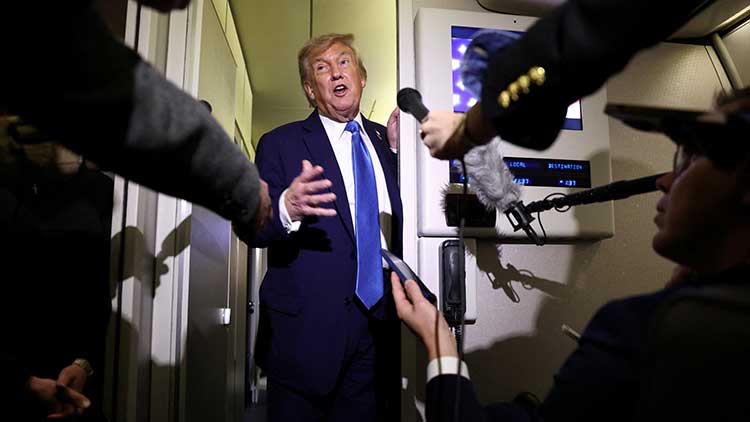 미국 대통령 도널드 트럼프가 캐나다에서 열린 G7 정상회의를 조기에 떠나 워싱턴으로 돌아가는 길에 에어포스 원 기내에서 기자들에게 이야기하고 있다. /REUTERS=연합뉴스