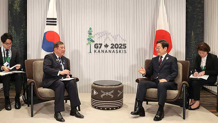 이재명 대통령이 17일(현지시간) 캐나다 앨버타주 캐내내스키스 주요 7개국(G7) 정상회의장에서 이시바 시게루 일본 총리와 한일 정상회담을 하고 있다. /연합뉴스 