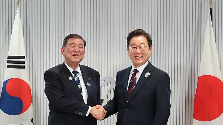 이재명 대통령이 17일(현지시간) 캐나다 앨버타주 캐내내스키스 주요 7개국(G7) 정상회의장에서 열린 한일 정상회담에서 이시바 시게루 일본 총리와 악수하며 기념촬영을 하고 있다. /연합뉴스 