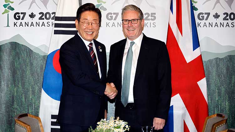 이재명 대통령이 17일(현지시간) 캐나다 앨버타주 캐내내스키스 주요 7개국(G7) 정상회의장에서 키어 스타머 영국 총리와 한영 정상회담 전 악수하고 있다. /연합뉴스 