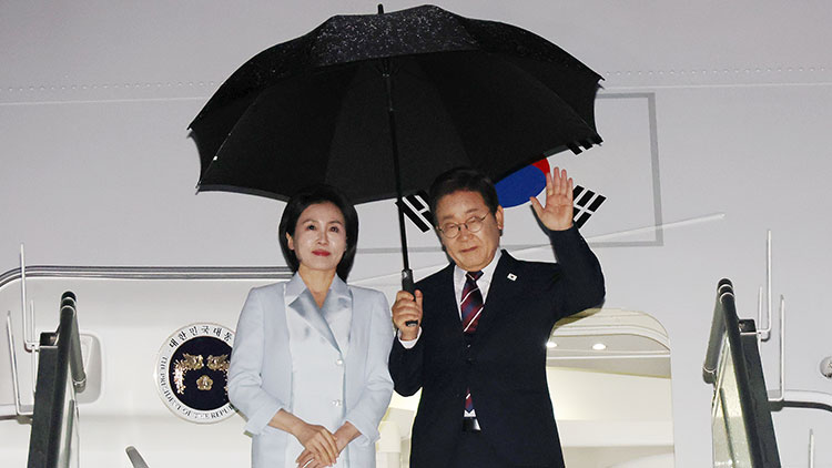 이재명 대통령과 김혜경 여사가 17일(현지시간) 51차 주요 7개국(G7) 정상회의 일정을 마치고 캐나다 캘거리국제공항에서 귀국하며 공군 1호기 올라 인사하고 있다. /연합뉴스