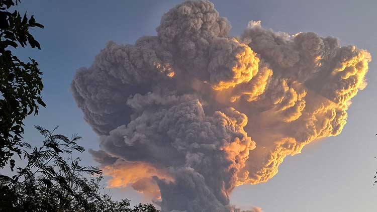 인도네시아 동누사텡가라 주 카왈레로 마을에서 바라본 르워토비 라키-라키 산이 연기와 화산재를 내뿜고 있다. /REUTERS=연합뉴스