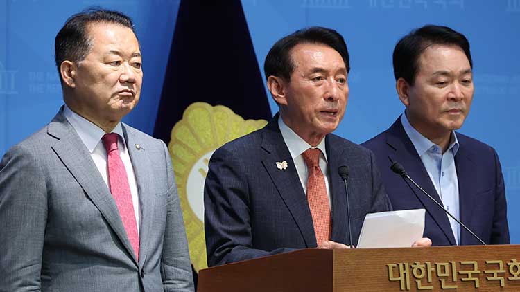 국민의힘 소속 김석기 외교통일위원장(가운데), 성일종 국방위원장(오른쪽), 신성범 정보위원장이 18일 서울 여의도 국회 소통관에서 법제사법위원장을 국민의힘이 맡아야 한다고 주장하는 기자회견을 하고 있다. /연합뉴스