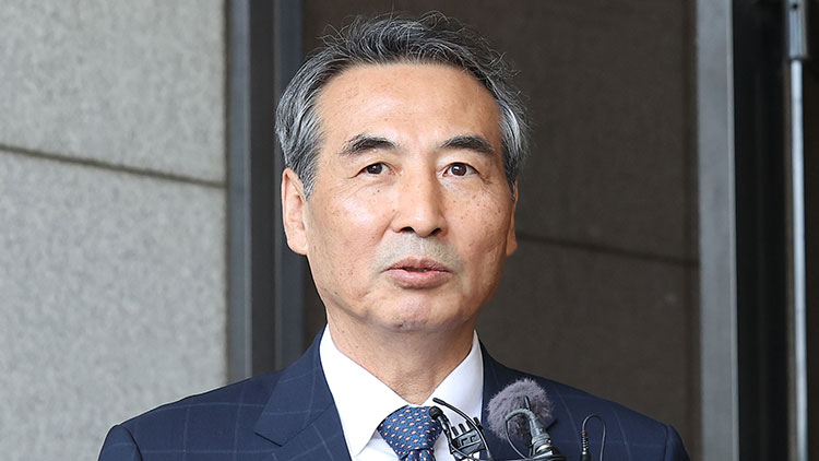 윤석열 전 대통령의 부인 김건희 여사에 대한 의혹을 수사할 민중기 특검이 18일 서울중앙지검장 직무대리인 박승환 1차장검사와의 면담을 마치고 중앙지검을 나서며 취재진 질문에 답하고 있다. /연합뉴스