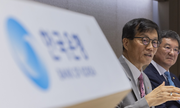 이창용 한국은행 총재가 18일 서울 중구 한국은행 별관에서 '가공식품, 주거비 등 생활물가 평가와  향후 주요물가 동인 점검'을 주제로 열린 2025 상반기 물가 설명회에 참석해 취재진 질문에 답하고 있다.  /연합뉴스