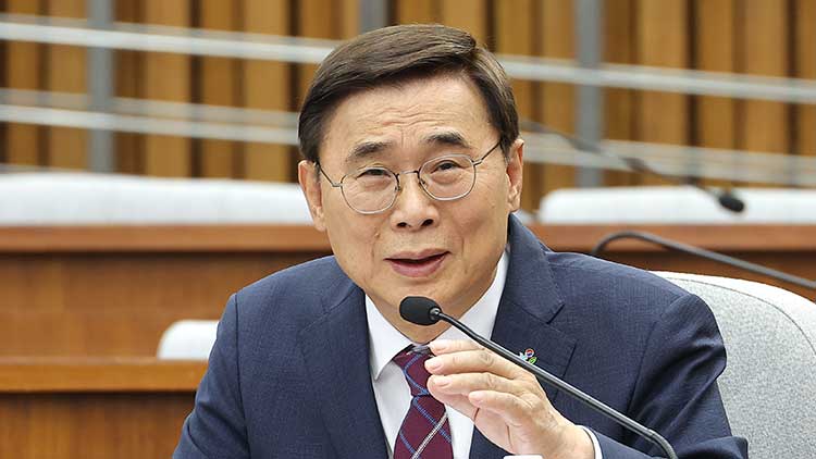 이종석 국가정보원장 후보자가 19일 서울 여의도 국회 정보위원회에서 열린 인사청문회에서 위원 질의에 답변하고 있다. /연합뉴스