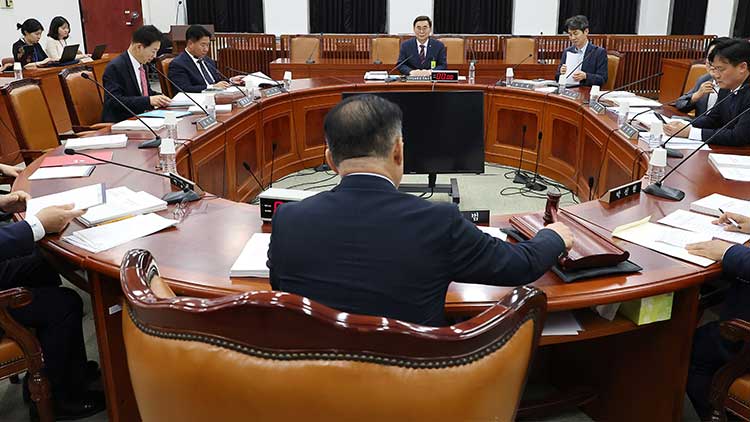 신성범 국회 정보위원장이 19일 오후 서울 여의도 국회 정보위원회에서 이종석 국가정보원장 후보자(뒤쪽 가운데)의 대북·안보 관련 질의를 위해 비공개로 진행되는 인사청문회를 시작하고 있다. /연합뉴스