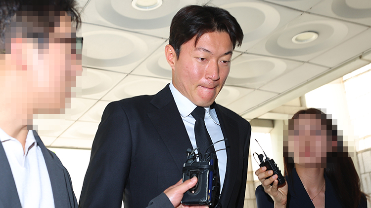 불법 촬영 혐의로 1심에서 징역 1년에 집행유예 2년을 선고받은 축구선수 황의조가 19일 서울 서초구 서울고등법원에서 열린 2심 첫 공판에 출석하고 있다.  / 연합뉴스