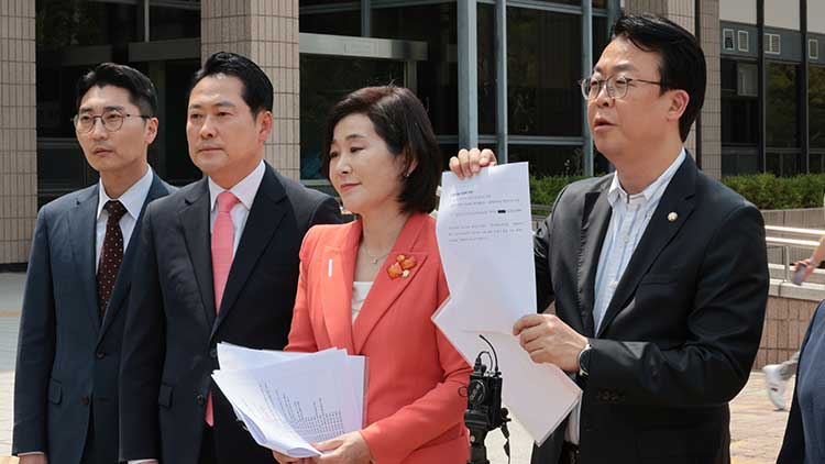 국무총리 후보자 인사청문특위 및 법제사법위원회 위원인 국민의힘 곽규택 의원(오른쪽)이 19일 경기도 정부과천청사 법무부 민원실 앞에서 김민석 총리 후보자 출입국 자료제출 거부 사유 확인 및 제출을 촉구하는 발언을 하며 법무부의 답변서를 들어보이고 있다. /연합뉴스