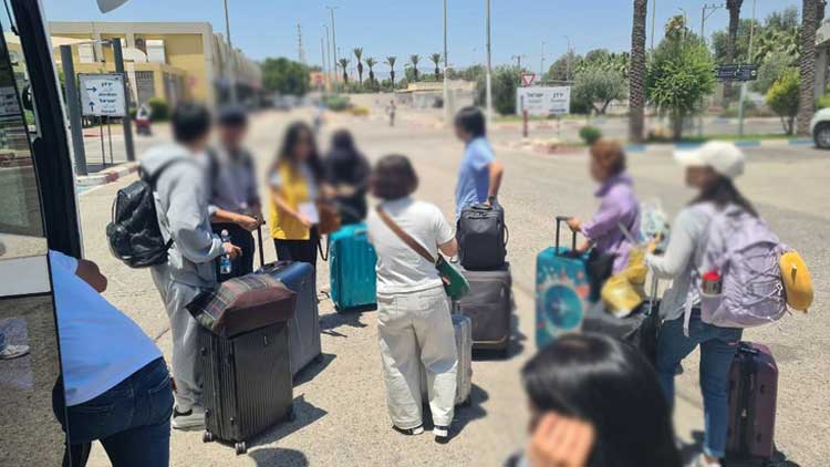 이스라엘 집결지에서 우리 국민들이 임차 버스를 타기 위해 이동중이다. /외교부 제공