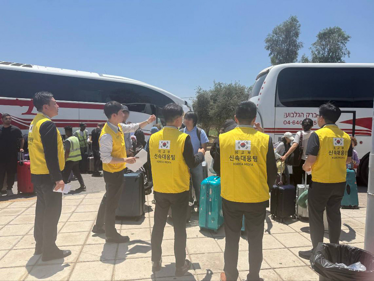 요르단 국경검문소에서 외교부 신속대응팀이 영사조력을 하고 있다. /외교부 제공