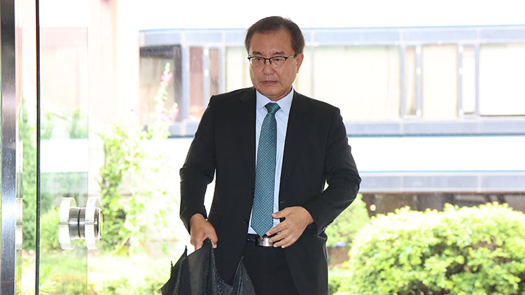 순직 해병 수사 방해 의혹 사건을 수사하는 이명현 특별검사가 20일 서울 서초구 사무실로 출근하고 있다. /연합뉴스 